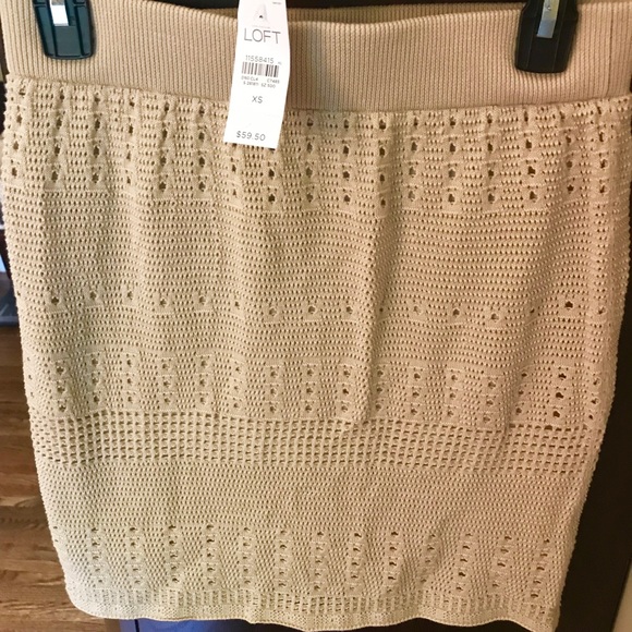 LOFT Dresses & Skirts - ⭐️NWT Ann Taylor Loft Size XS Beige Pencil Skirt🌟